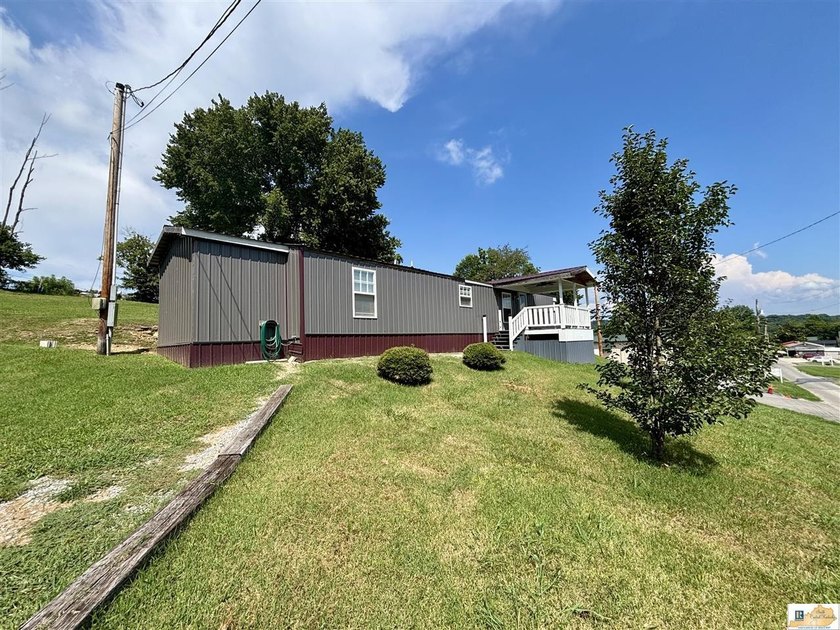 A budget-friendly mobile home on 0.27 acres inside city limits - photo 25