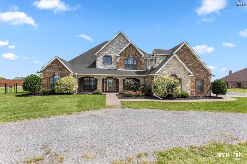 Spacious 4-bedroom, 3.5-bath luxury single-owner home situated - photo 2