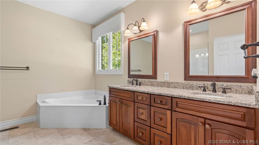 Perfectly situated on the 9th hole of Oak Creek Golf Course in a - photo 30