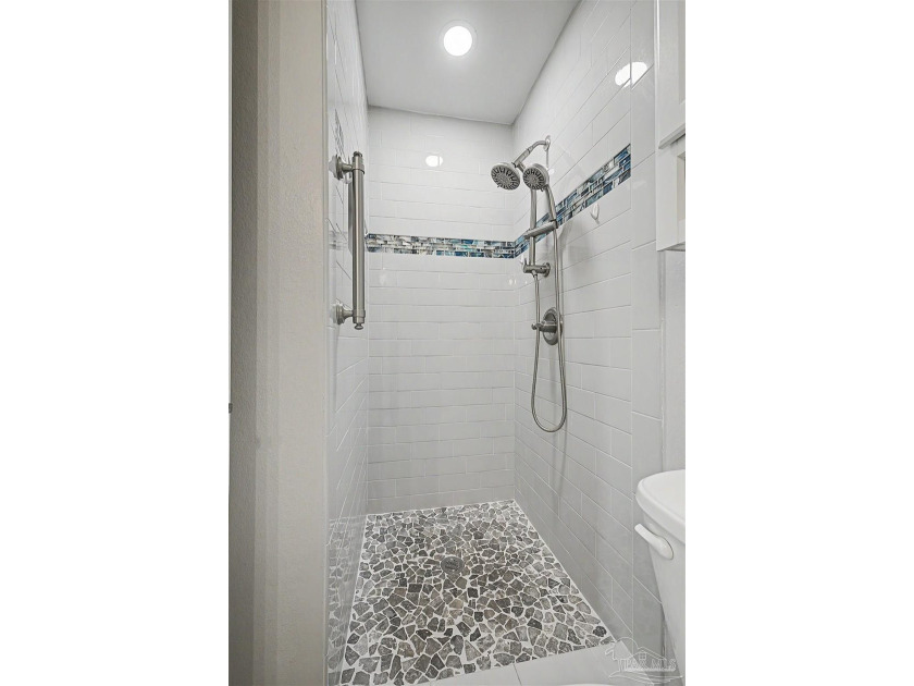 Who says you can't have it all? This 4 bed 3 bath beauty serves - photo 8