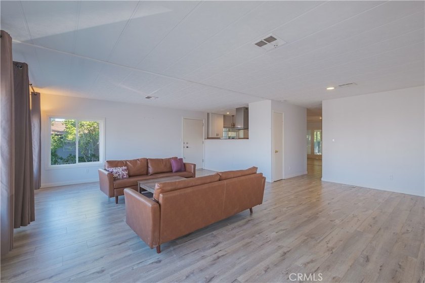 This beautiful home is located in the desirable Skyline mobile - photo 5
