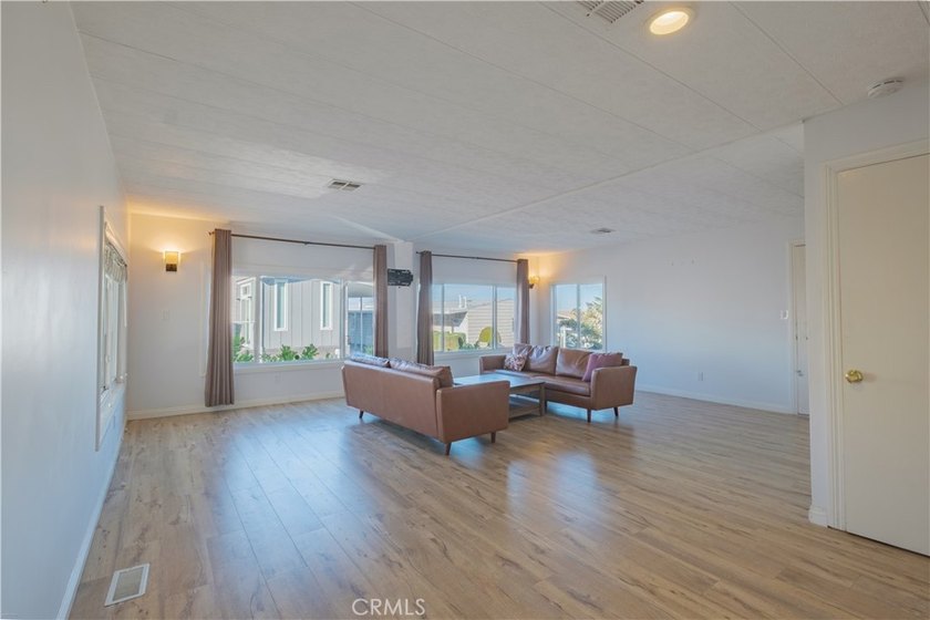 This beautiful home is located in the desirable Skyline mobile - photo 6