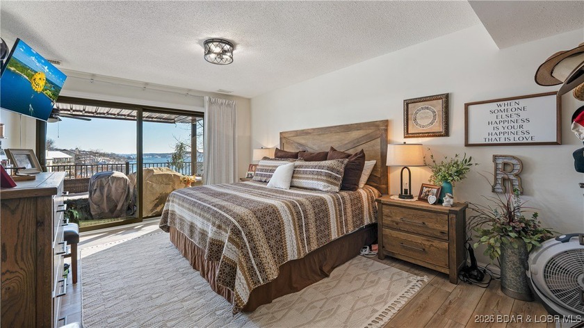 Beautifully updated waterfront condominium with stunning lake - photo 10