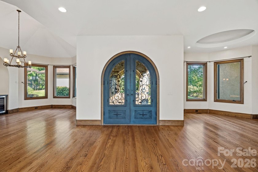 Where luxury meets the water's edge! This exquisite waterfront - photo 4