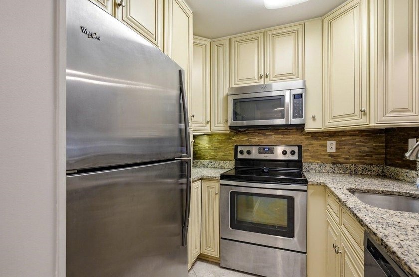 Welcome to this beautiful first-floor, end-unit 2-bedroom - photo 11