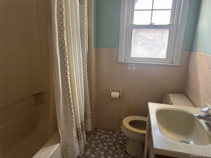 Welcome to 5 York Place in Merrick! Built in 1928, this Lovely 3 - photo 13