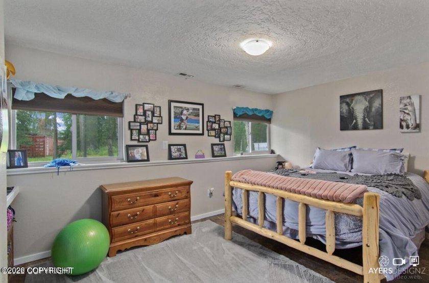 This home has it all! GRANITE countertops, high end appliance - photo 27