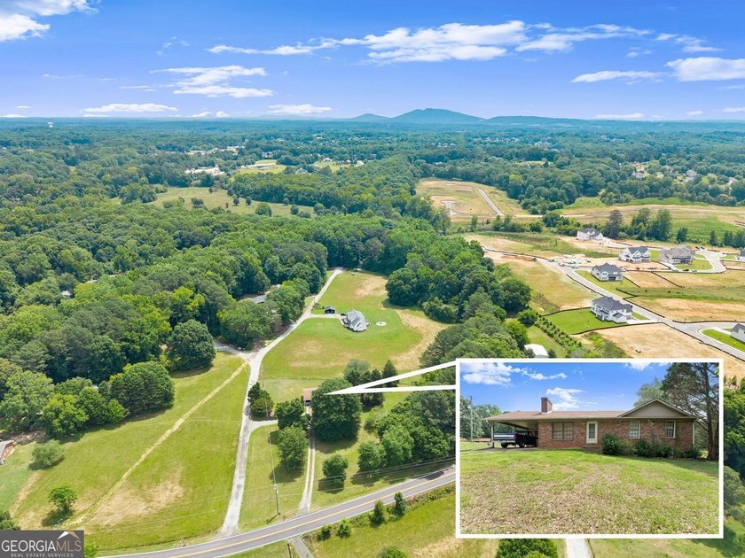 Discover the possibilities with this charming brick ranch - photo 2