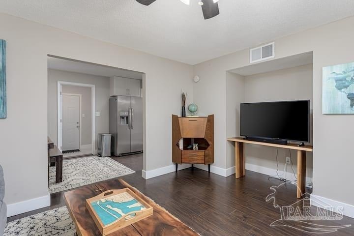 Discover the perfect blend of comfort and convenience in this - photo 3
