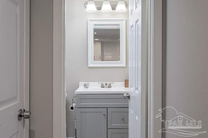 Discover the perfect blend of comfort and convenience in this - photo 8