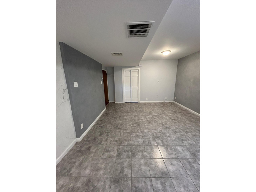 Semi-detached brick, fully renovated four-bedroom duplex with - photo 3