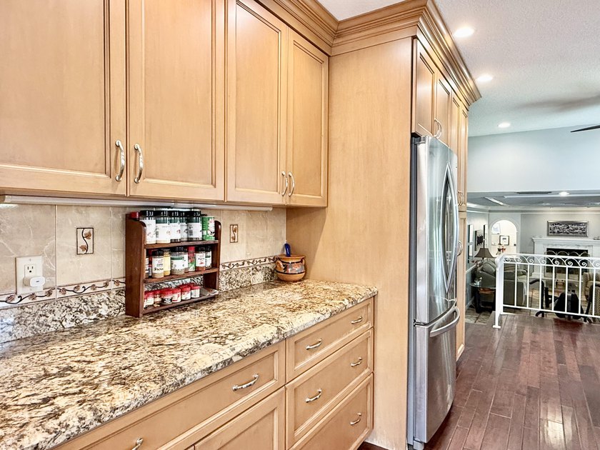 TWO HOMES for the Price of One! Well built &amp; impeccably - photo 25