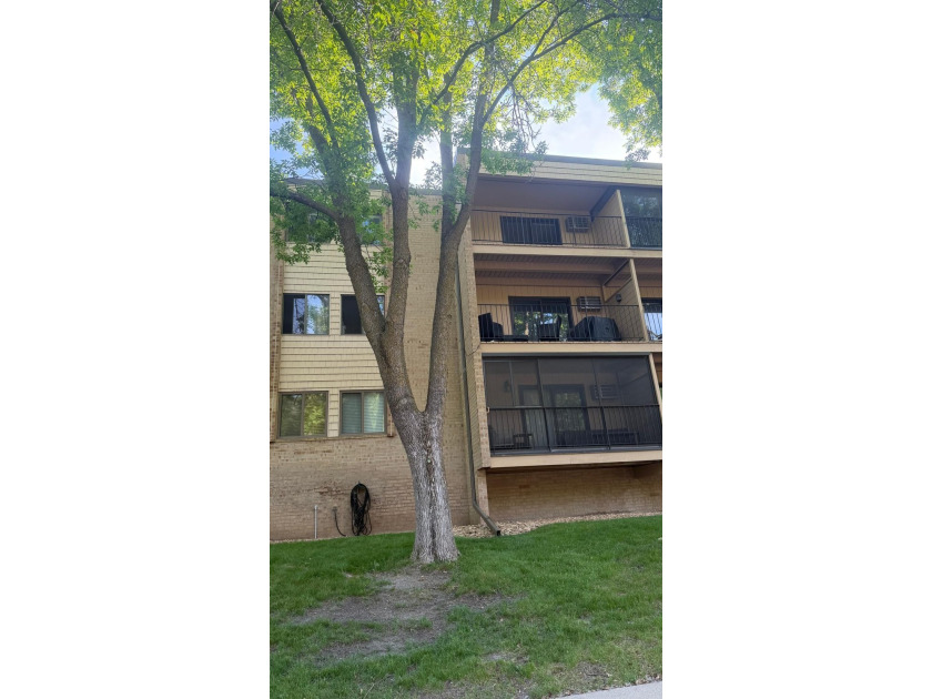 Stunning, updated 2 bed 2 bath condo in superb Minnetonka - photo 2