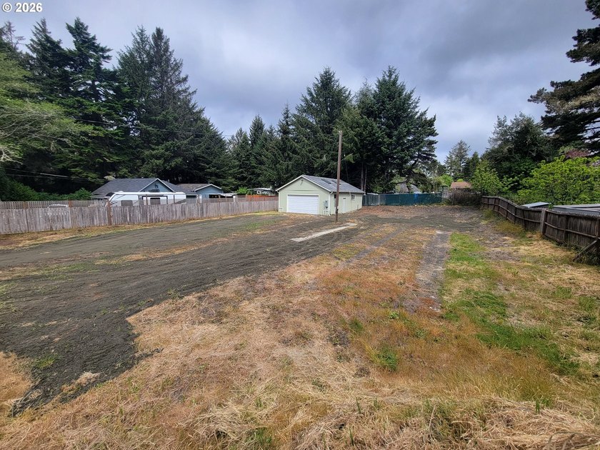 32-acre lot with 25x30 shop for storage or workspace. concrete - photo 2