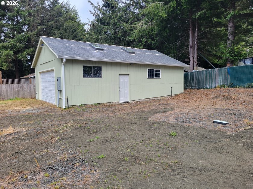 32-acre lot with 25x30 shop for storage or workspace. concrete - photo 4