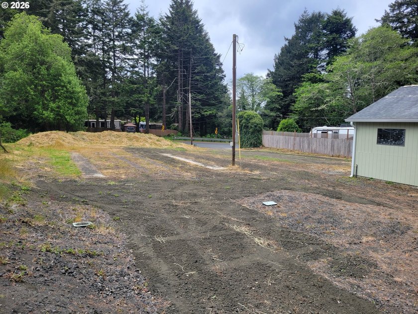 32-acre lot with 25x30 shop for storage or workspace. concrete - photo 7