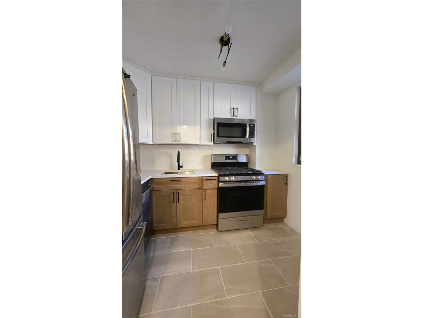 Move right into this beautifully renovated 2-bedroom, 1-bath - photo 6