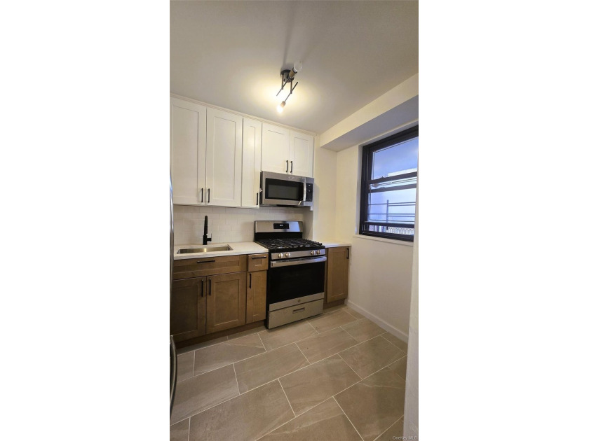 Move right into this beautifully renovated 2-bedroom, 1-bath - photo 9
