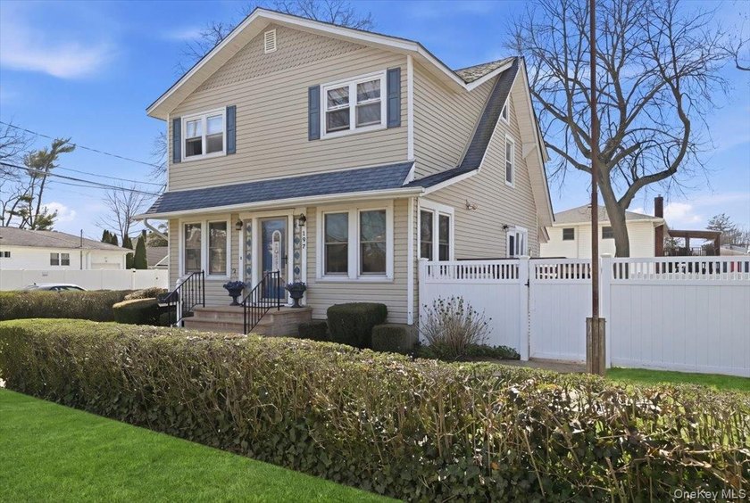Welcome to 197 S 4th Street-where classic Victorian Colonial - photo 4