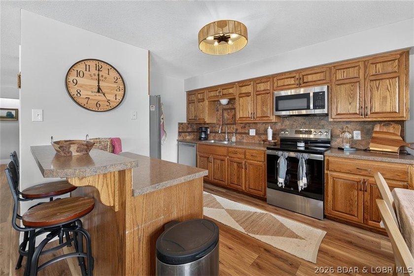 TURNKEY &amp; MOVE IN READY!!! Packed with features that are hard to - photo 12