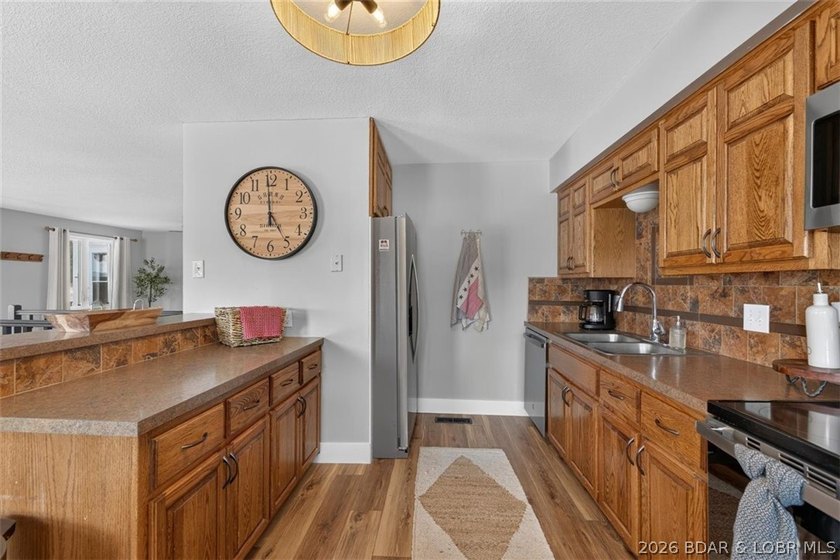 TURNKEY &amp; MOVE IN READY!!! Packed with features that are hard to - photo 13