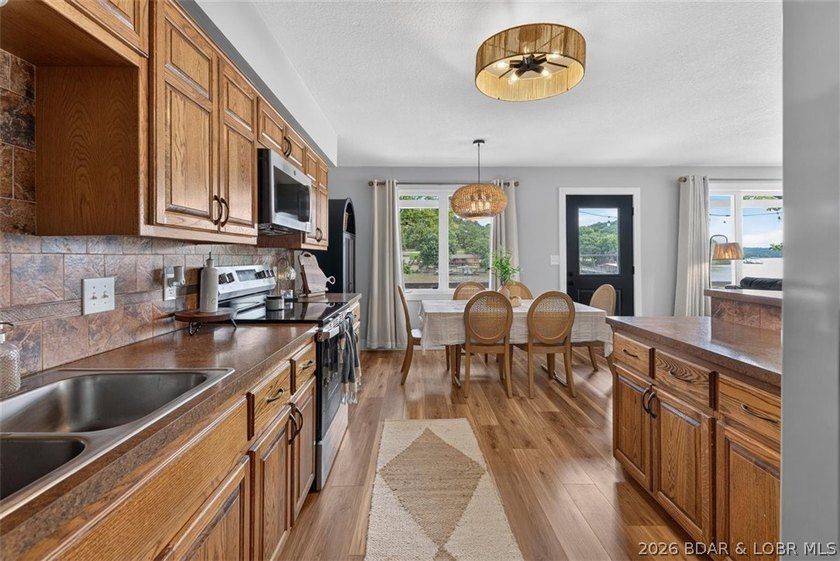 TURNKEY &amp; MOVE IN READY!!! Packed with features that are hard to - photo 14