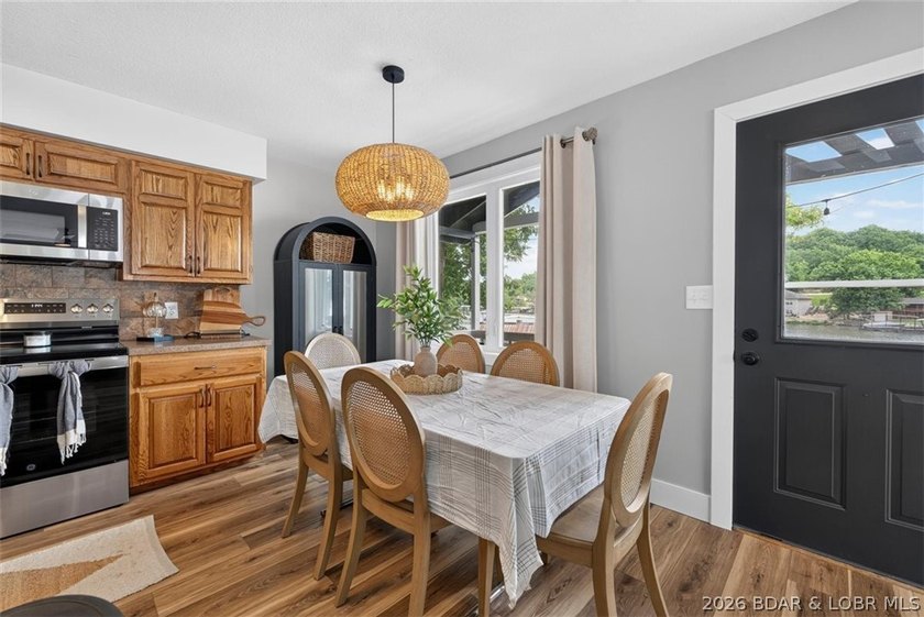 TURNKEY &amp; MOVE IN READY!!! Packed with features that are hard to - photo 16