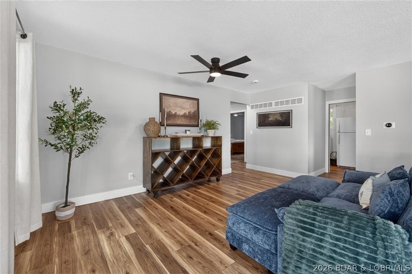 TURNKEY &amp; MOVE IN READY!!! Packed with features that are hard to - photo 23
