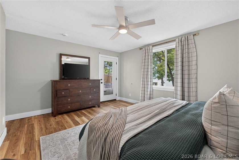 TURNKEY &amp; MOVE IN READY!!! Packed with features that are hard to - photo 27