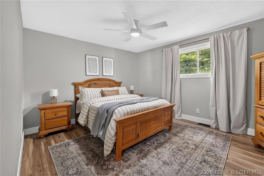 TURNKEY &amp; MOVE IN READY!!! Packed with features that are hard to - photo 32