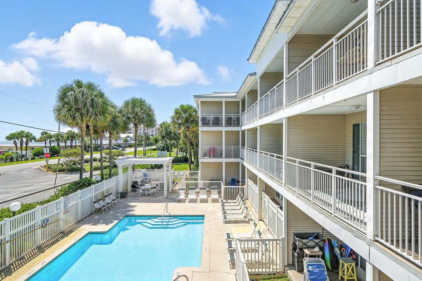 ***LOWEST PRICED CONDO IN THE BUILDING*** This perfectly located - photo 2