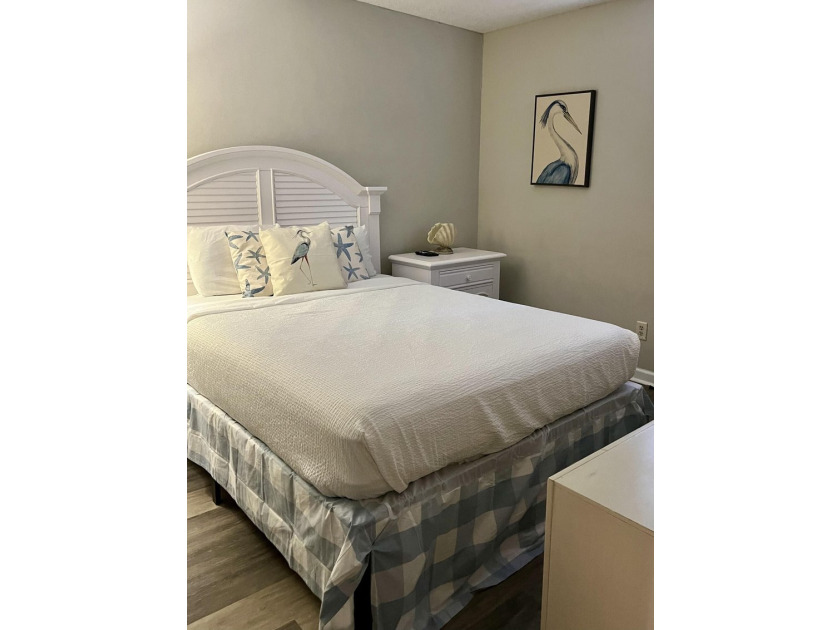 Come see this perfectly upgraded 3 bedroom/ 2 bath ground level - photo 17