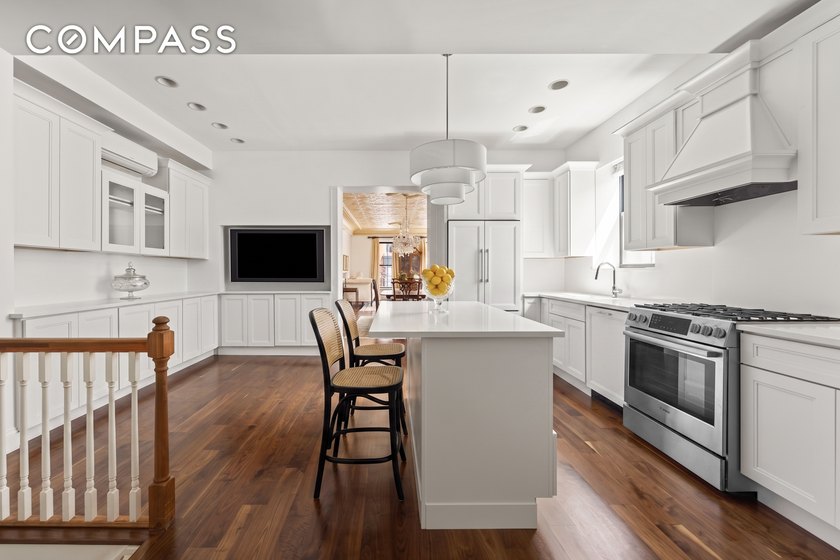 Welcome to 146 Hoyt St, a stunning and expansive 4,950 sq. ft - photo 10