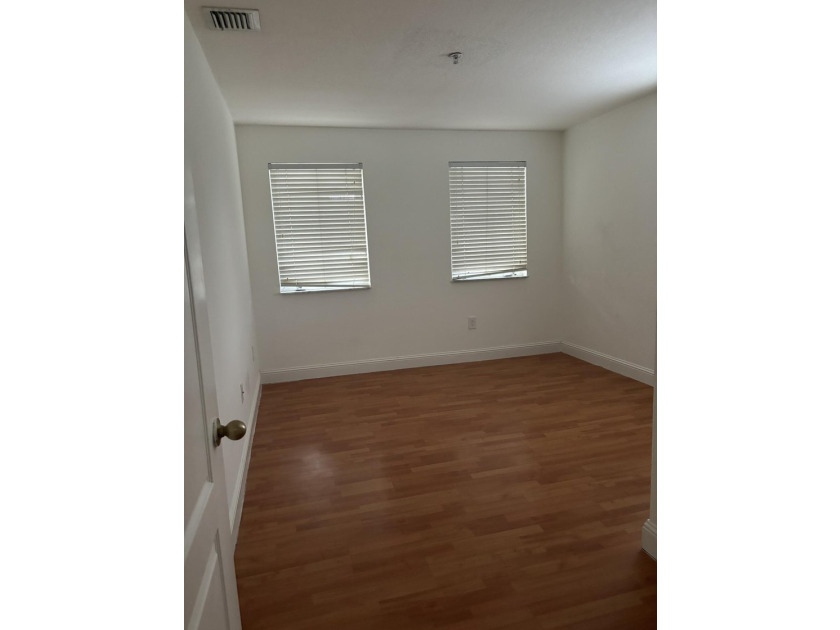 Beautiful two stories condo-townhouse in Courtyards at Nautica - photo 11