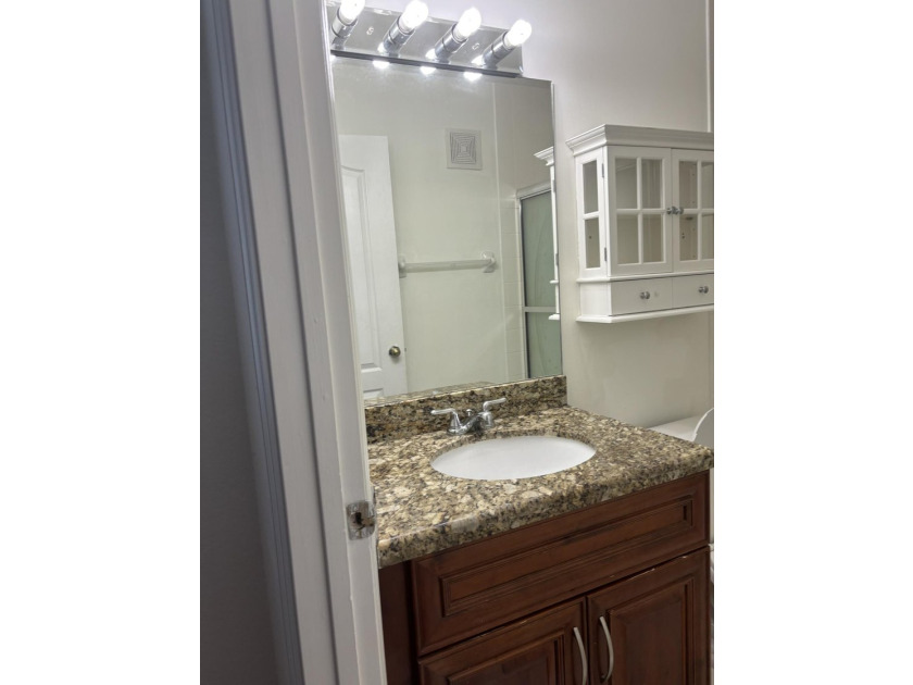 Beautiful two stories condo-townhouse in Courtyards at Nautica - photo 12