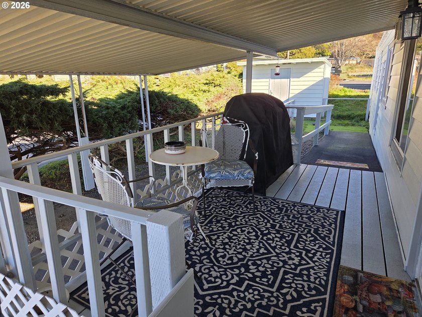 Beautifully updated home located in a quiet and friendly 55+ - photo 14
