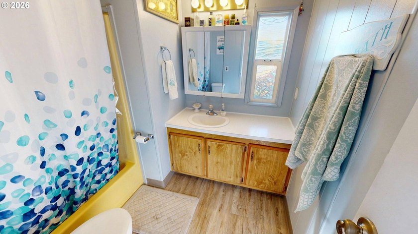 Beautifully updated home located in a quiet and friendly 55+ - photo 22