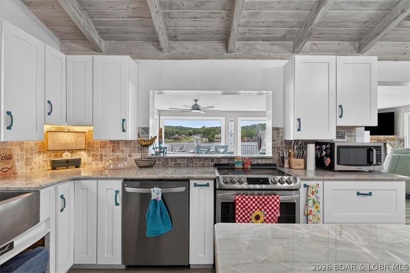 COMPLETELY REMODELED &amp; FULLY FURNISHED! This turnkey 2-bedroom - photo 17