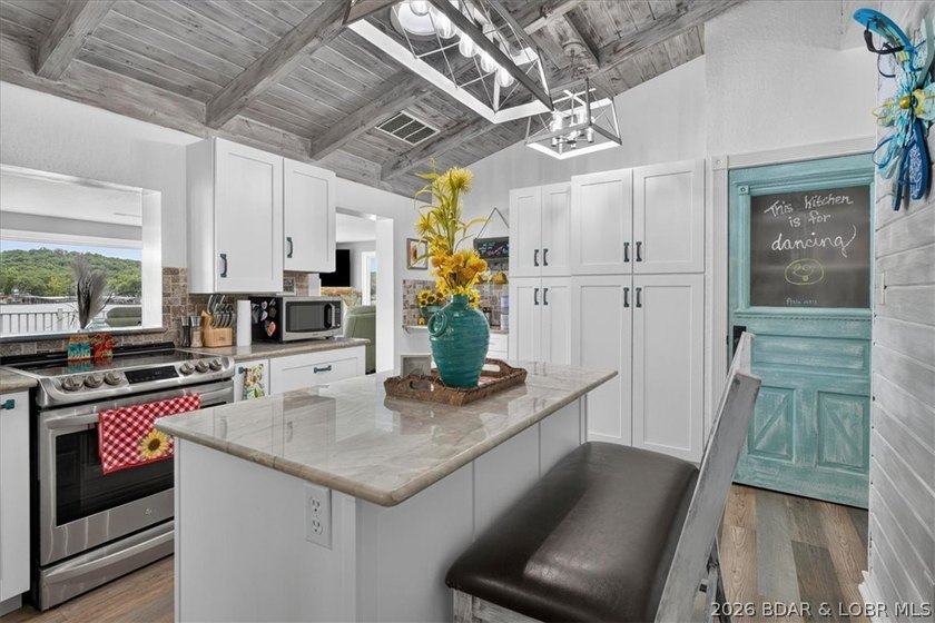 COMPLETELY REMODELED &amp; FULLY FURNISHED! This turnkey 2-bedroom - photo 18