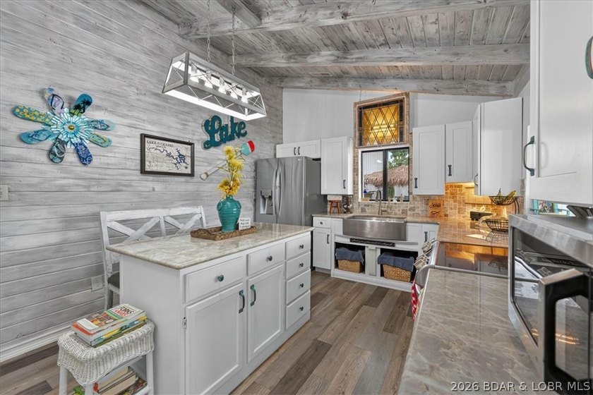 COMPLETELY REMODELED &amp; FULLY FURNISHED! This turnkey 2-bedroom - photo 21