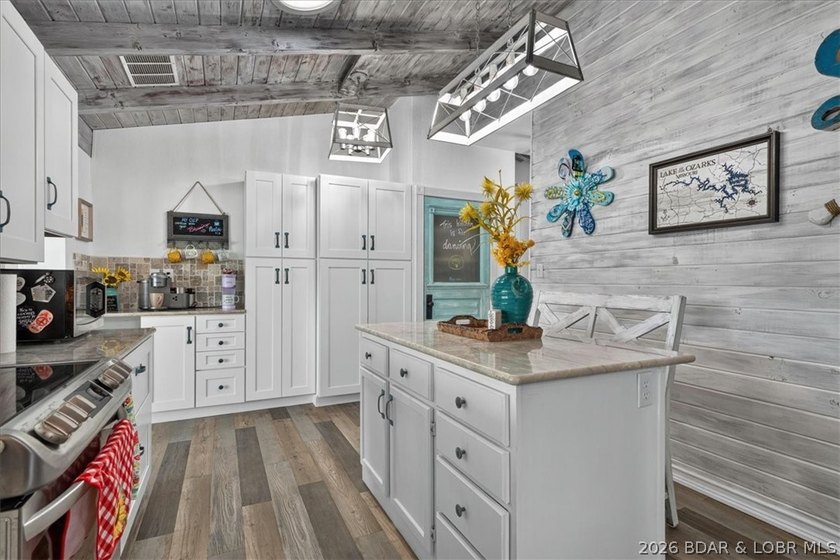 COMPLETELY REMODELED &amp; FULLY FURNISHED! This turnkey 2-bedroom - photo 23