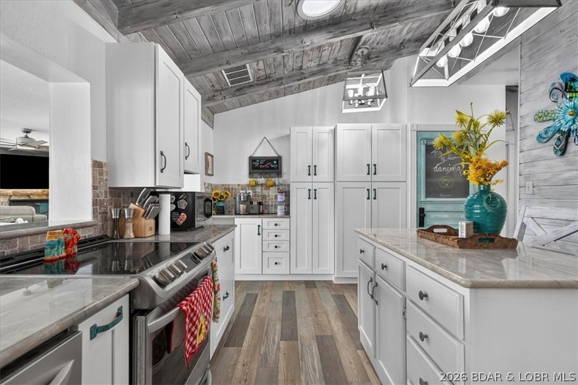 COMPLETELY REMODELED &amp; FULLY FURNISHED! This turnkey 2-bedroom - photo 24