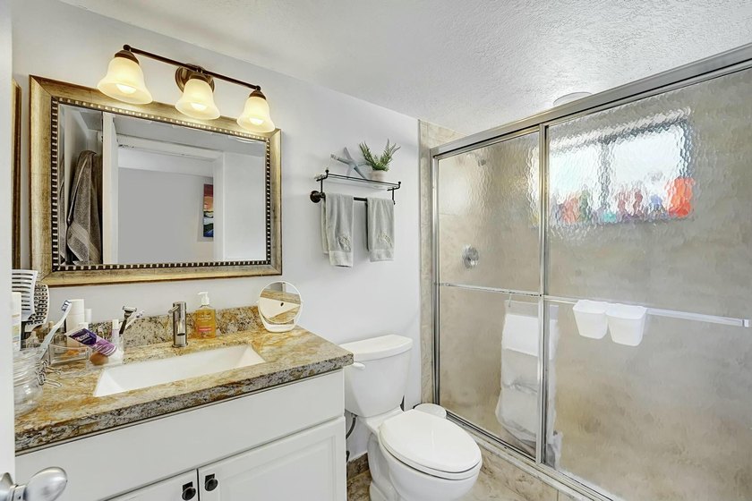 Welcome to this beautifully maintained 3-bedroom, 2-bath home - photo 9
