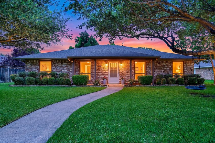 Welcome to 2814 Forest Grove Drive! Step into this impeccably - photo 2
