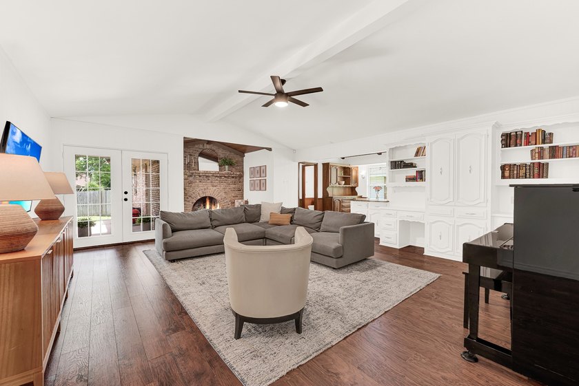 Welcome to 2814 Forest Grove Drive! Step into this impeccably - photo 3