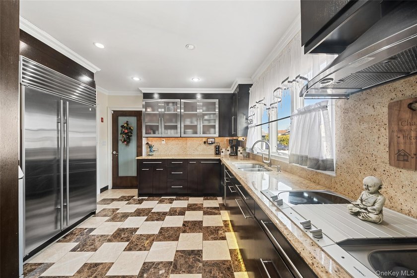 Welcome to 13 Noon Place - a beautifully maintained split-level - photo 8