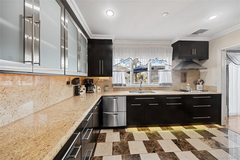 Welcome to 13 Noon Place - a beautifully maintained split-level - photo 10