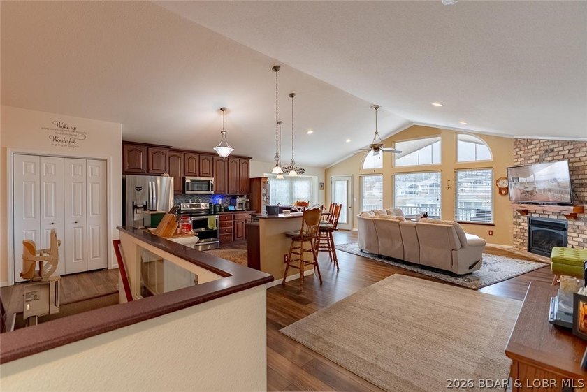 Enjoy easy, low-maintenance living in this spacious 3 bed / 3 - photo 3