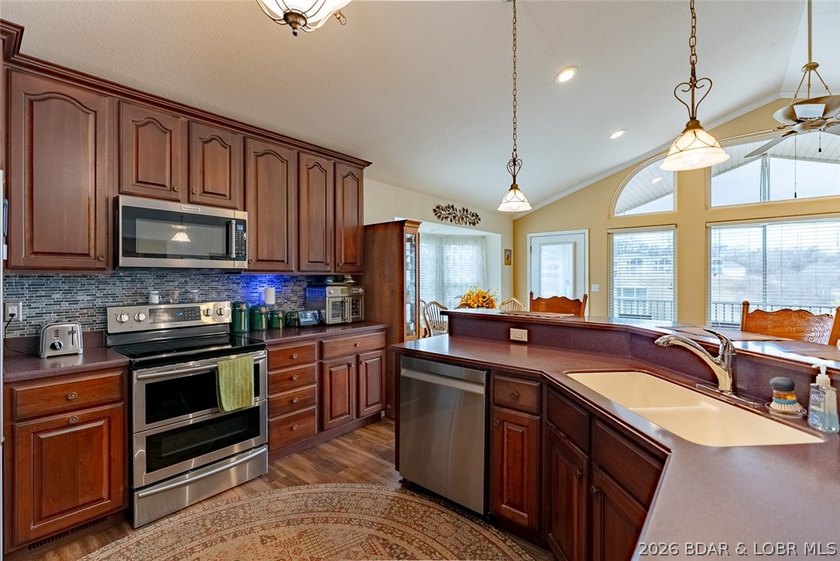 Enjoy easy, low-maintenance living in this spacious 3 bed / 3 - photo 4