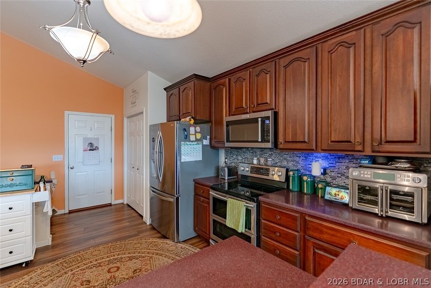 Enjoy easy, low-maintenance living in this spacious 3 bed / 3 - photo 7
